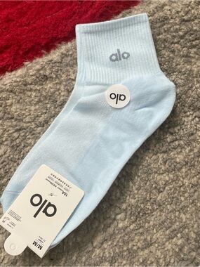 ALO Yoga women’s Light Blue Ankle Socks - Ribbed Cuff